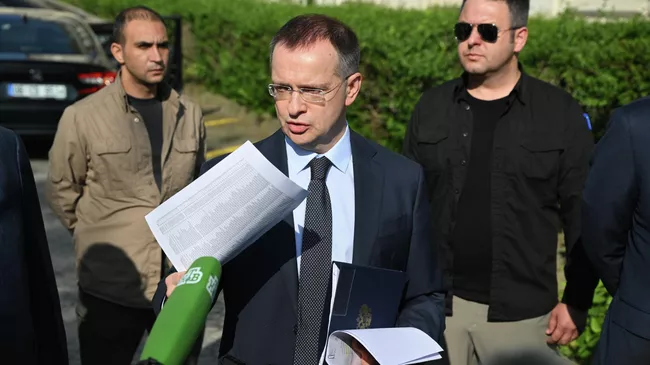 Помощник президента РФ Владимир Мединский общается с журналистами после прямых переговоров между делегациями России и Украины возле дворца Чираган в Стамбуле