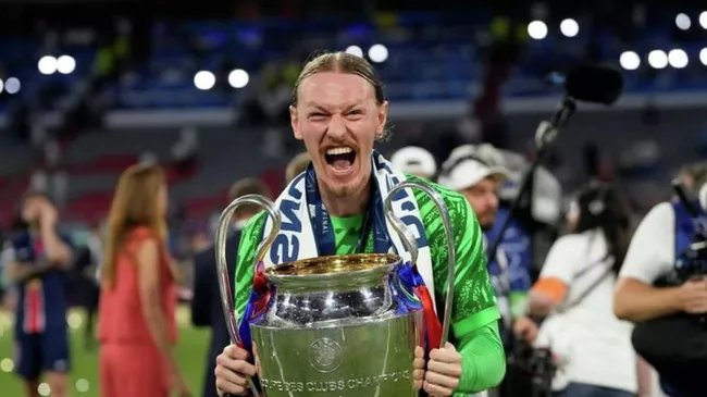 Матвей Сафонов с трофеем Лиги чемпионов