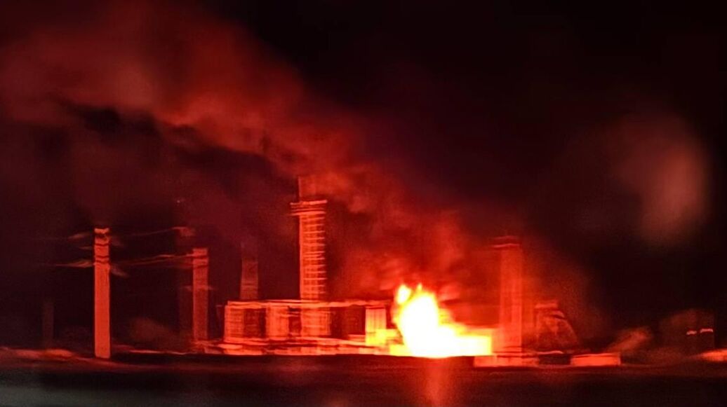 © Владимир Сальдо/Telegram<br>Поврежденная после попадания осколков БПЛА подстанция в Херсонской области