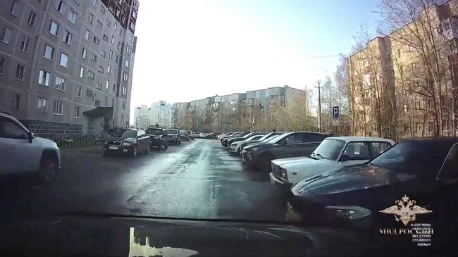 Кадры с подростком, устроившим серию поджогов автомобилей в Нефтеюганске