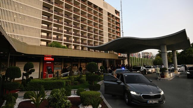 Автомобили делегации России возле отеля Hilton в Стамбуле