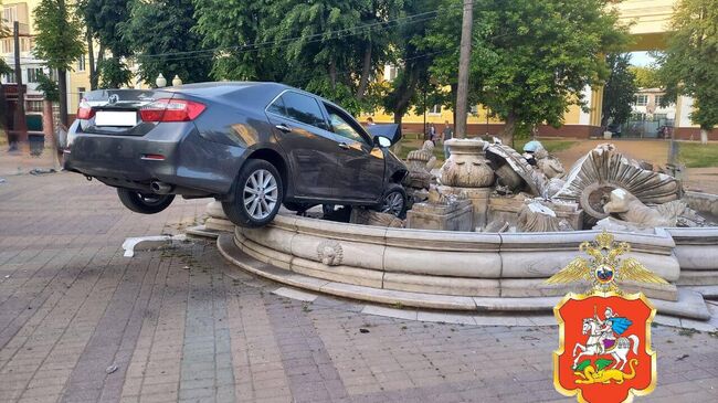 Автомобиль, въехавший в городской фонтан в подмосковном Ступино