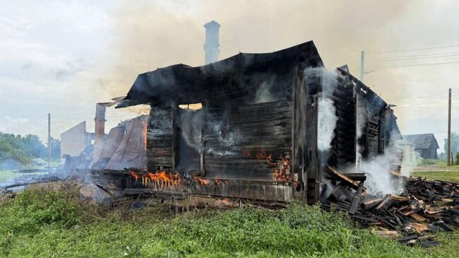 Последствия пожара в Доме культуры в селе Олешь Костромской области