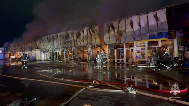 Сотрудники МЧС ликвидируют пожар в торговых павильонах со стройматериалами в Новой Москве
