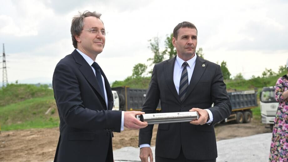 Губернатор Хабароского края Дмитрий Демешин и председатель наблюдательного совета АО Бамтоннельстрой-Мост Руслан Байсаров во время закладки памятной капсулы в честь начала строительства Дальневосточного художественного музея в Хабаровске - РИА Новости, 1920, 03.06.2025