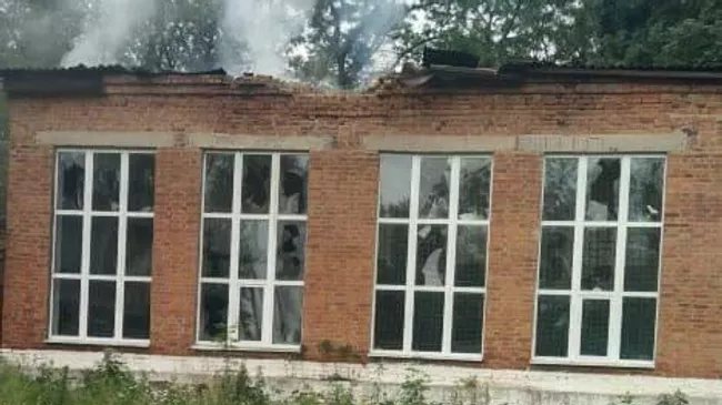 Последствия атаки здания школы в селе Скородном