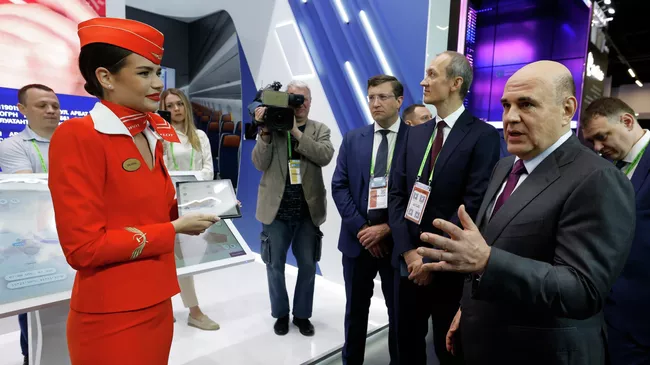 Председатель правительства РФ Михаил Мишустин во время посещения выставки Цифровая индустрия промышленной России в Нижнем Новгороде. 3 июня 2025