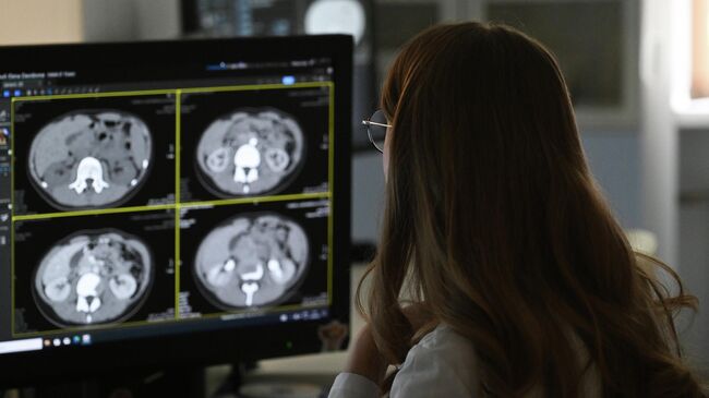 Врач-рентгенолог в кабинете