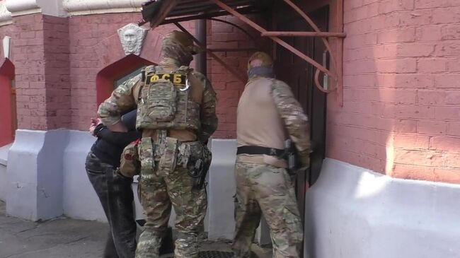 Задержание граждан РФ, совершивших поджоги военных объектов и транспортной инфраструктуры и распространявших в сети Интернет призывы к преступлениям террористического и экстремистского характера