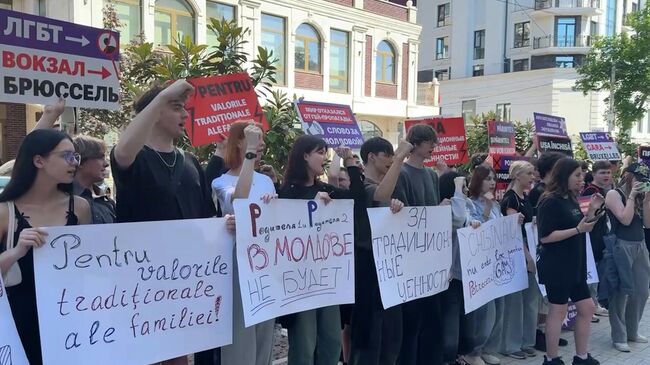 Акция протеста против ЛГБТ-пропаганды* в Кишиневе