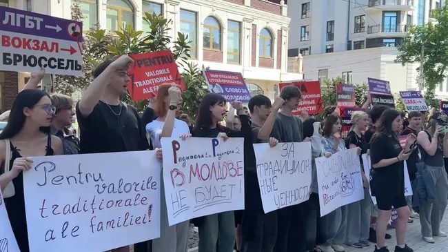 Акция протеста против ЛГБТ-пропаганды* в Кишиневе