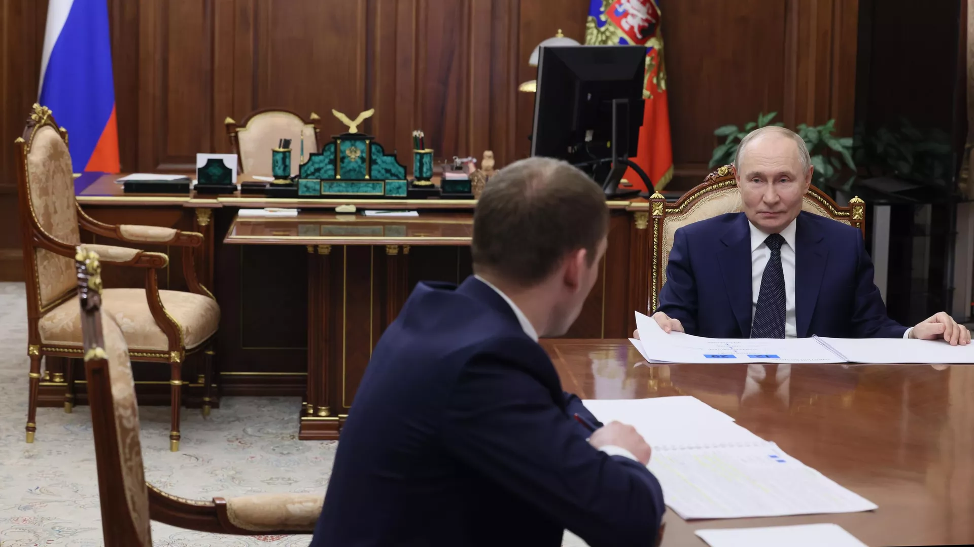 Президент РФ Владимир Путин во время встречи с министром природных ресурсов и экологии Александром Козловым - РИА Новости, 1920, 03.06.2025