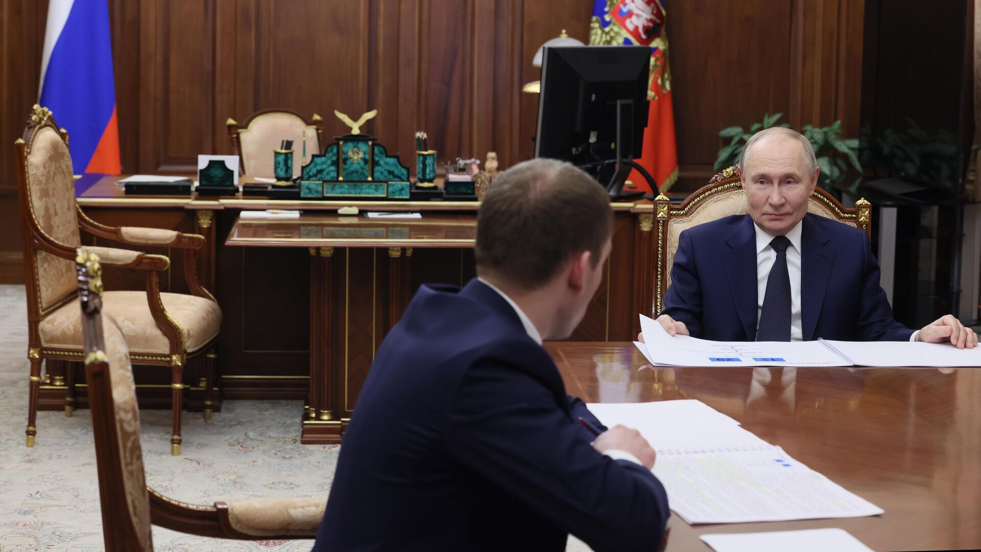 Президент РФ Владимир Путин во время встречи с министром природных ресурсов и экологии Александром Козловым - РИА Новости, 1920, 03.06.2025