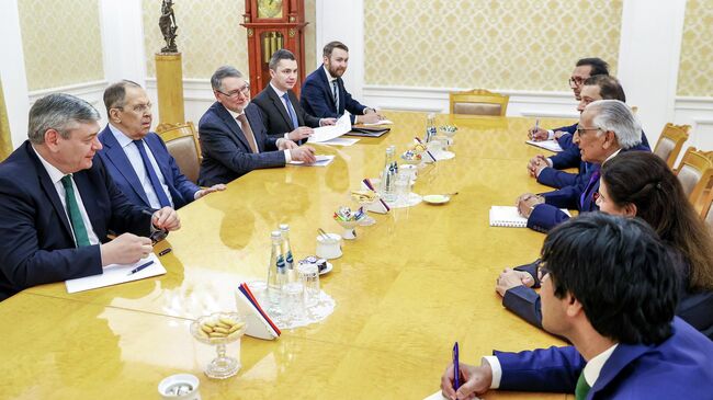 Министр иностранных дел РФ Сергей Лавров и специальный помощник премьер-министра Пакистана Тарек Фатими во время встречи. 3 июня 2025