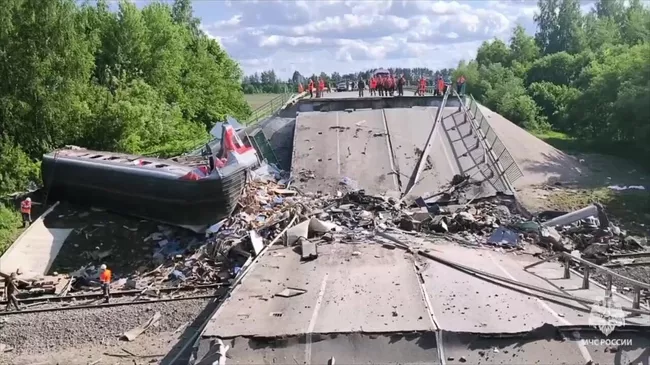 Место обрушения моста вследствие подрыва в Брянской области