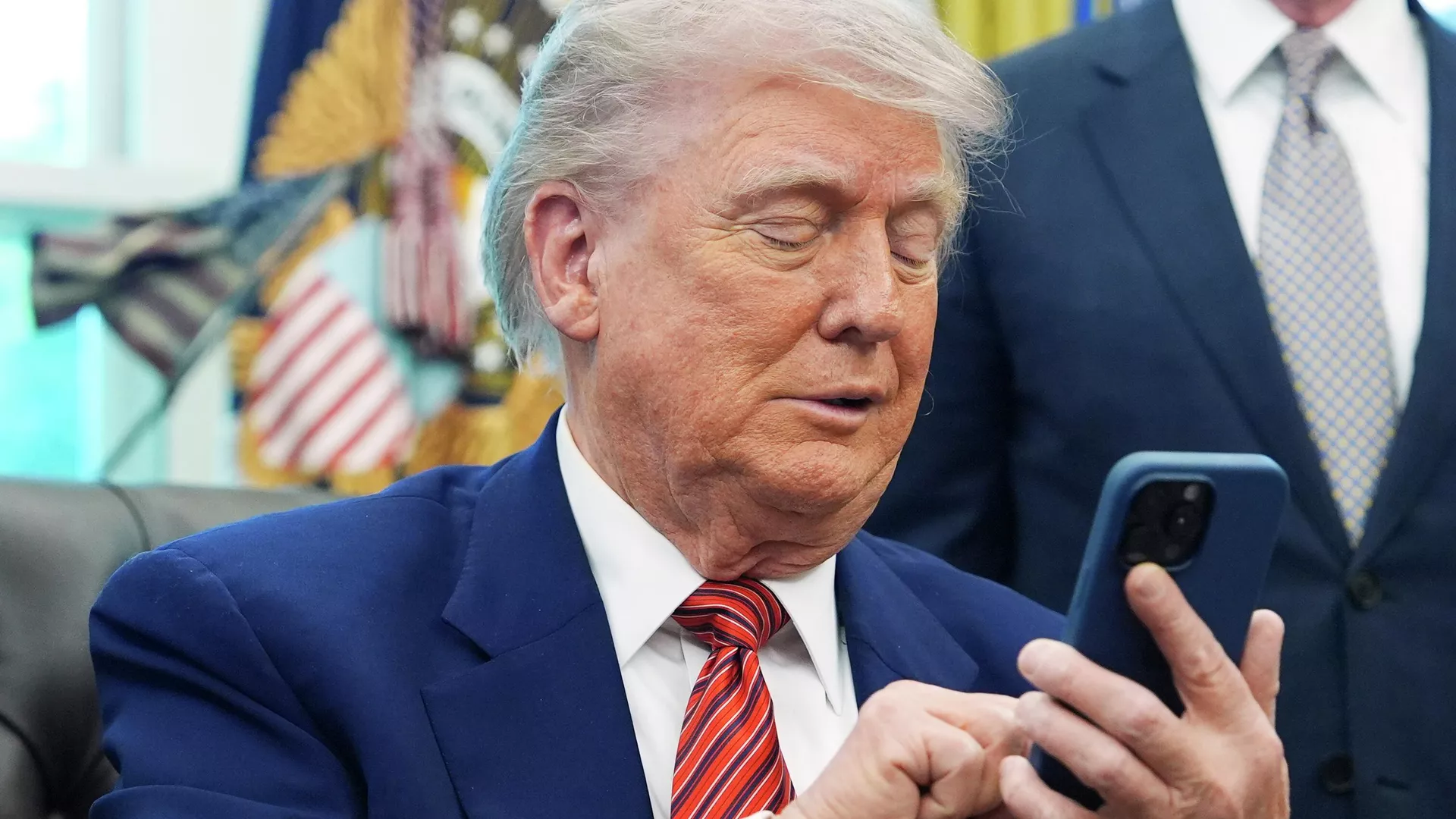 СМИ: Трамп общается по личному смартфону, несмотря на угрозы безопасности