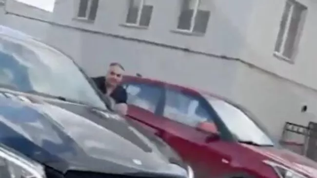 Кадр видео избиения мужчиной женщины-водителя в Кирове