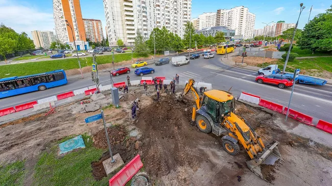 Специалисты КГХ приступили к проведению 2-го этапа благоустройства у станции метро Университет дружбы народов на юго-западе Москвы