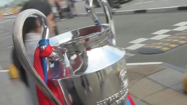 Трофей Лиги чемпионов, который показал вратарь сборной России по футболу и Пари Сен-Жермен Матвей Сафонов, оказался копией кубка Трофей Лиги чемпионов, который показал вратарь сборной России по футболу и Пари Сен-Жермен Матвей Сафонов, оказался копией кубка