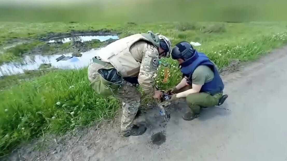 Пиротехники МЧС России очистили от неразорвавшихся боеприпасов около 100 гектаров территории в приграничных районах Курской области - РИА Новости, 1920, 04.06.2025