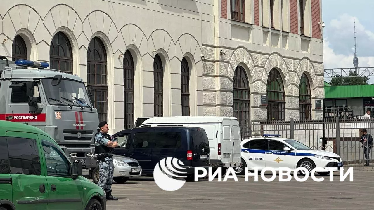 Автомобили правоохранительных органов у Ярославского вокзала в Москве - РИА Новости, 1920, 04.06.2025