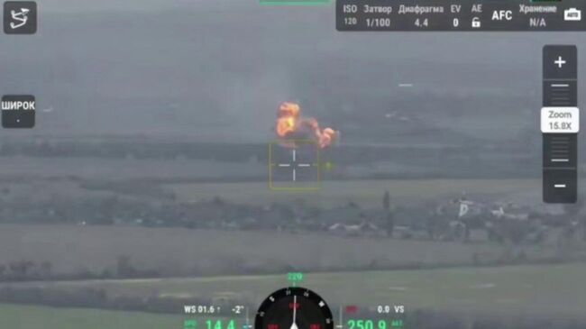 Расчет FPV-дронов Испытательного центра перспективных беспилотных технологий Минобороны России Рубикон поразил дроном-камикадзе самоходную артиллерийскую установку ВСУ AHS Krab в районе Лимана в ДНР