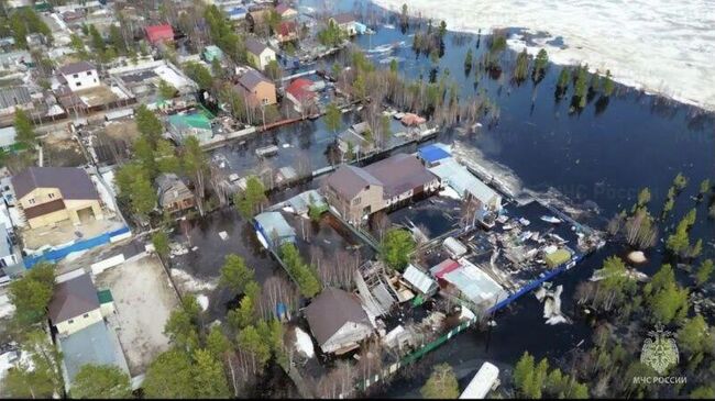 Подъем воды на реке Пяку-Пур в Пуровском районе в Ямало-Ненецком автономном округе