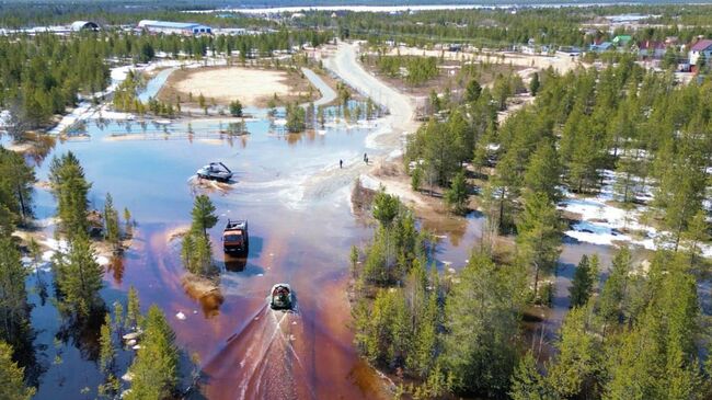 Подъем воды на реке Пяку-Пур в Пуровском районе в Ямало-Ненецком автономном округе