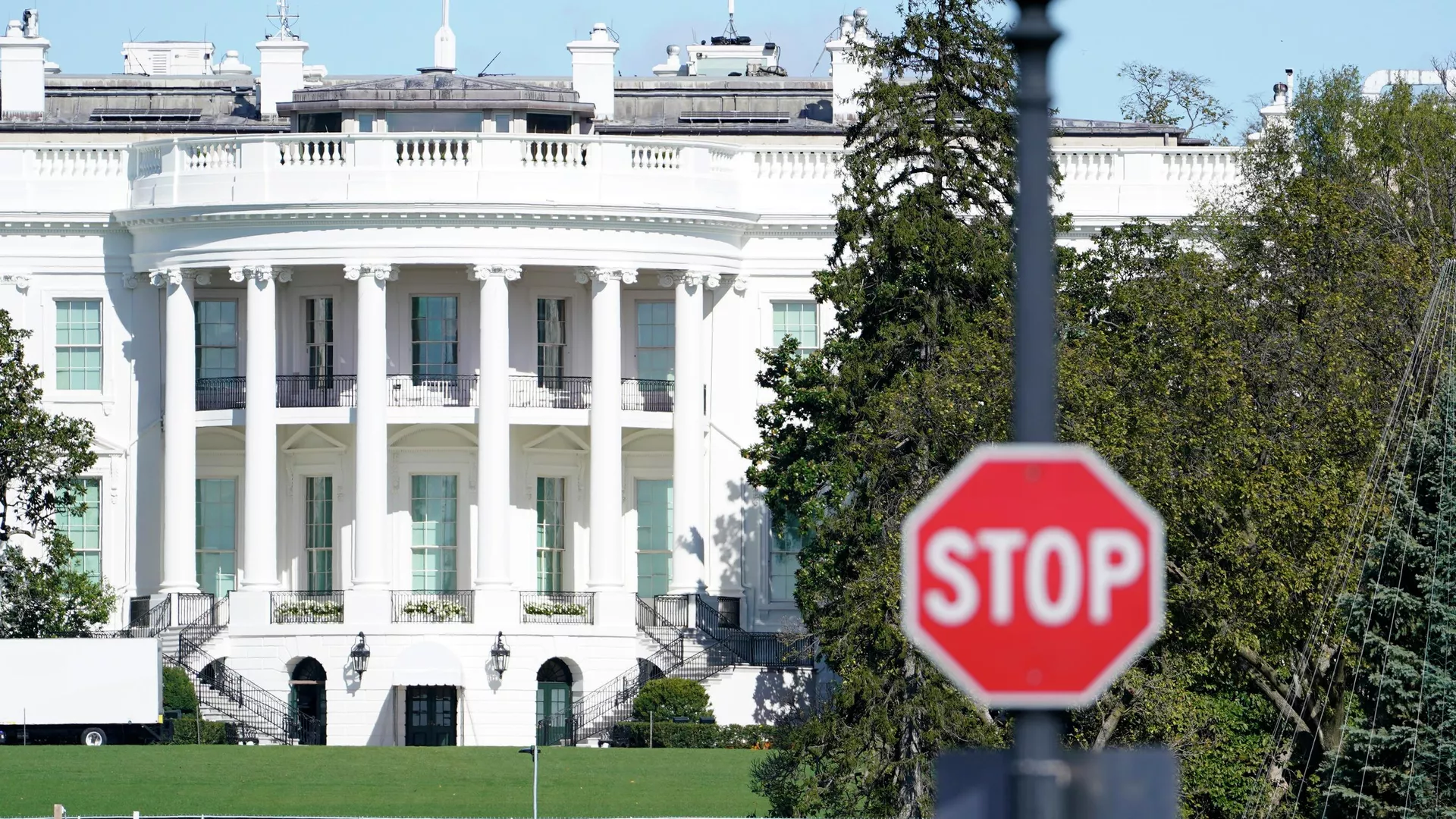 Знак Стоп у Белого дома в Вашингтоне Знак Стоп у Белого дома в Вашингтоне - РИА Новости, 1920, 17.06.2025