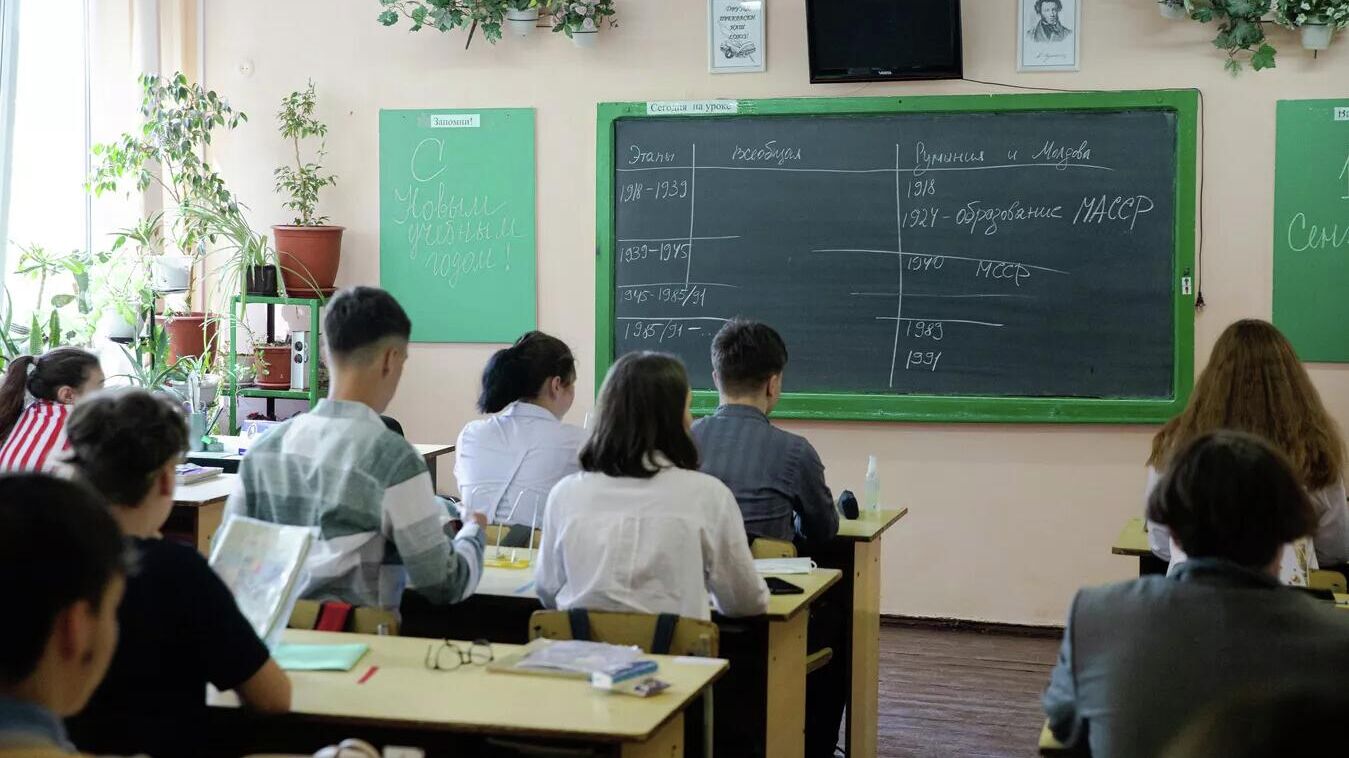 Ученики на уроке в школе - РИА Новости, 1920, 04.12.2025
