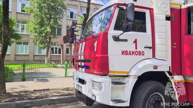 Автомобиль МЧС России у школы №17 в Иваново