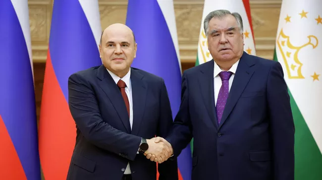 Председатель правительства РФ Михаил Мишустин и президент Таджикистана Эмомали Рахмон во время встречи в Душанбе
