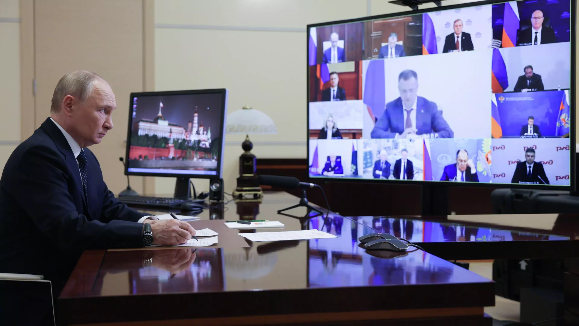 Президент РФ Владимир Путин по видеосвязи проводит совещание с членами правительства РФ - РИА Новости, 1920, 04.06.2025