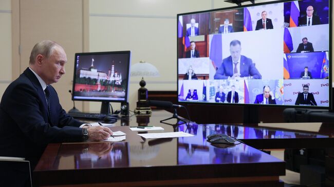Президент РФ Владимир Путин по видеосвязи проводит совещание с членами правительства РФ