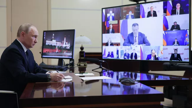 Президент РФ Владимир Путин по видеосвязи проводит совещание с членами правительства РФ