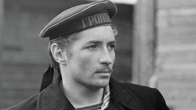 Актер Ленинградского театра юного зрителя Юрий Каморный в роли матроса Рыбакова в сцене из фильма Кремлевские куранты