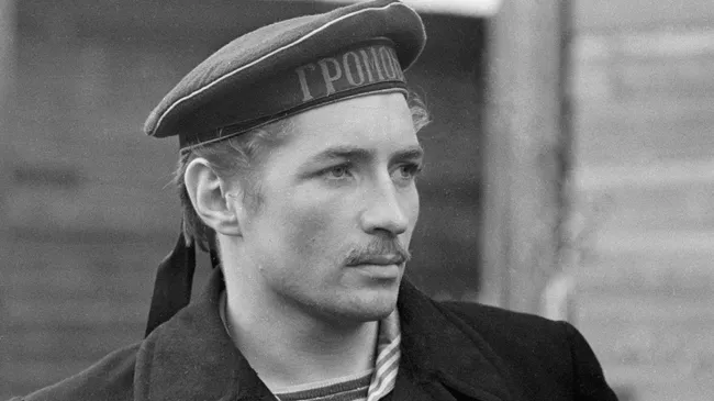 Актер Ленинградского театра юного зрителя Юрий Каморный в роли матроса Рыбакова в сцене из фильма Кремлевские курсанты