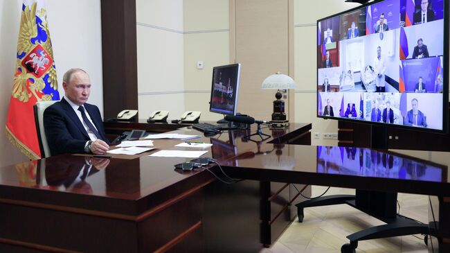 Президент РФ Владимир Путин по видеосвязи проводит совещание с членами правительства РФ Президент РФ Владимир Путин по видеосвязи проводит совещание с членами правительства РФ