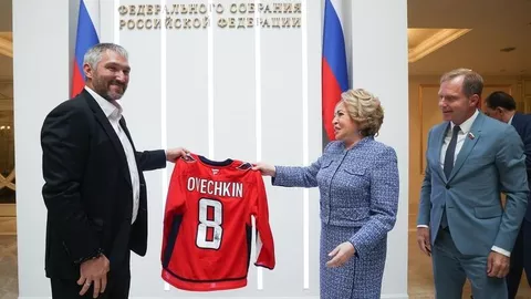 Хоккеист Александр Овечкин дарит председателю Совета федерации РФ Валентине Матвиенко хоккейный свитер