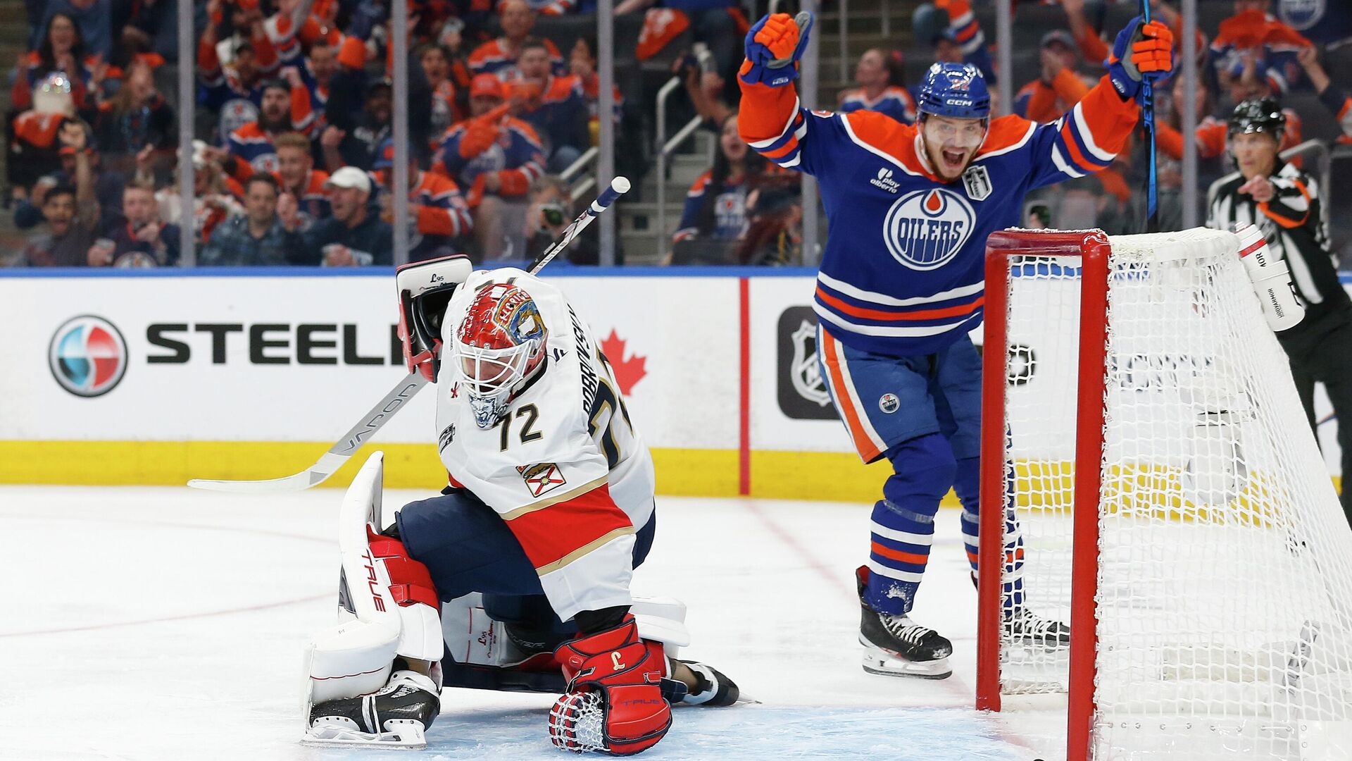 Хоккеист Эдмонтон Ойлерз Василий Подколзин (справа) и голкипер Флориды Пантерз Сергей Бобровский Хоккеист Эдмонтон Ойлерз Василий Подколзин (справа) и голкипер Флориды Пантерз Сергей Бобровский - РИА Новости, 1920, 05.06.2025