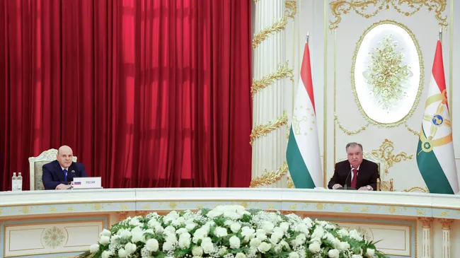 Председатель правительства РФ Михаил Мишустин и президент Таджикистана Эмомали Рахмон на заседании Совета глав правительств Содружества Независимых Государств в Душанбе. 5 июня 2025