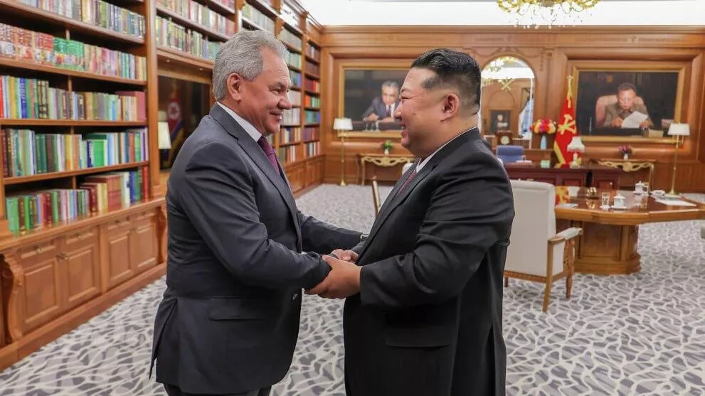 Лидер КНДР Ким Чен Ын и секретарь Совета безопасности России Сергей Шойгу во время встречи. 4 июня 2025 - РИА Новости, 1920, 04.06.2025