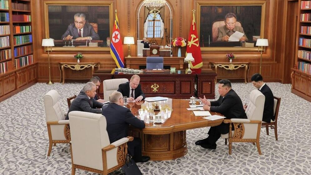 Лидер КНДР Ким Чен Ын и секретарь Совета безопасности России Сергей Шойгу во время встречи - РИА Новости, 1920, 17.06.2025