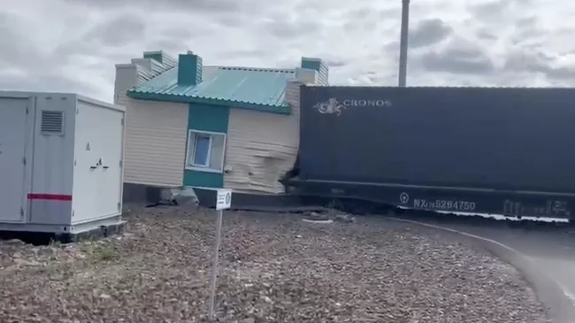 На месте схода вагонов с пути на станции Забайкальск в Забайкальском крае