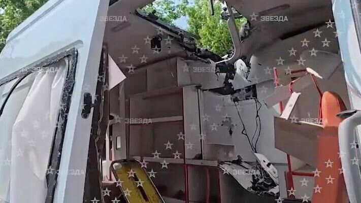 Автомобиль съемочной группы Звезды попал под удар украинских беспилотников в Херсонской области Автомобиль съемочной группы Звезды попал под удар украинских беспилотников в Херсонской области - РИА Новости, 1920, 05.06.2025
