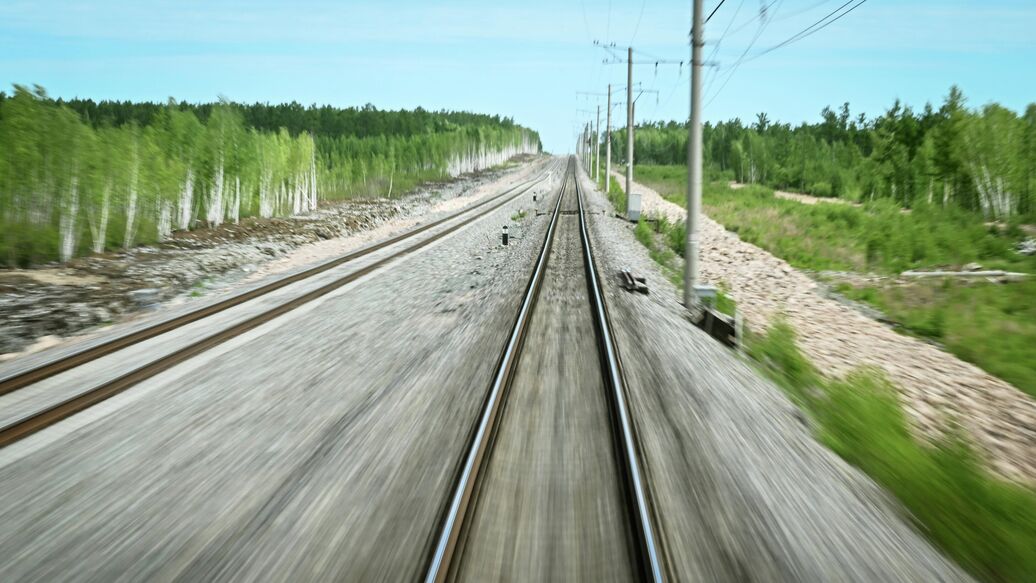 Восемь пассажирских поездов в направлении Крыма задерживаются