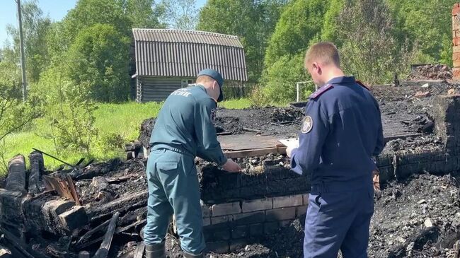 Работа СК РФ на месте поджога дачного дома в Старорусском районе Новгородской области