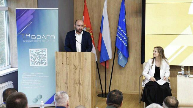 Губернатор Самарской области Вячеслав Федорищев во время встречи с участниками второго потока самарской Школы героев в Самарском университете имени Королева