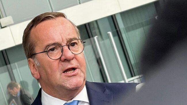 Министр обороны Германии Борис Писториус общается с журналистами перед встречей министров обороны стран НАТО. 5 июня 2025