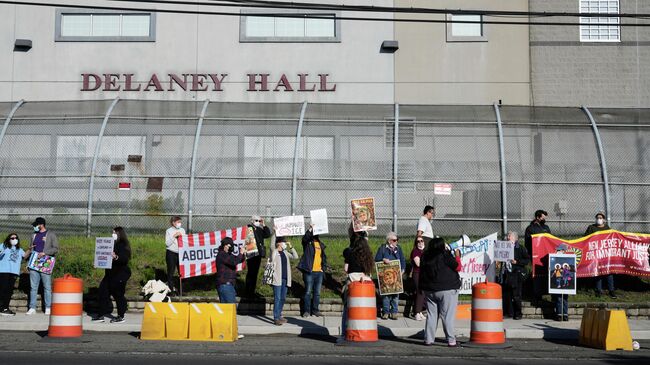 Протестующие перед центром содержания мигрантов в Ньюарке